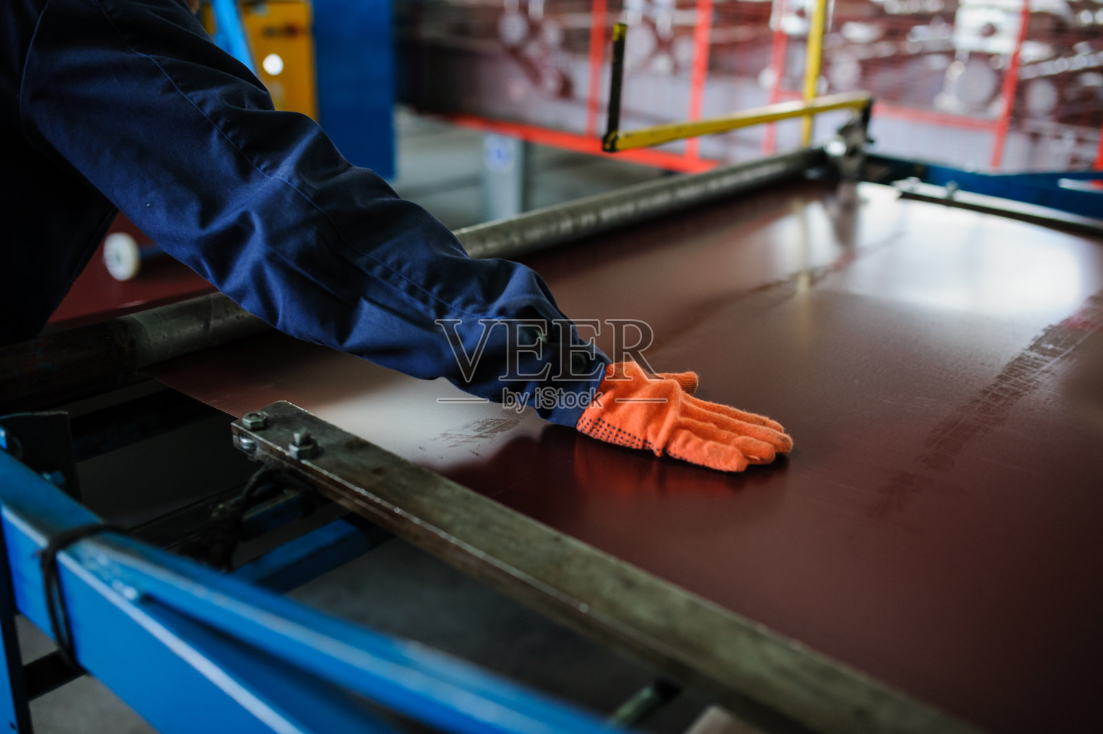 工业工人喷涂金属板材压型机照片摄影图片