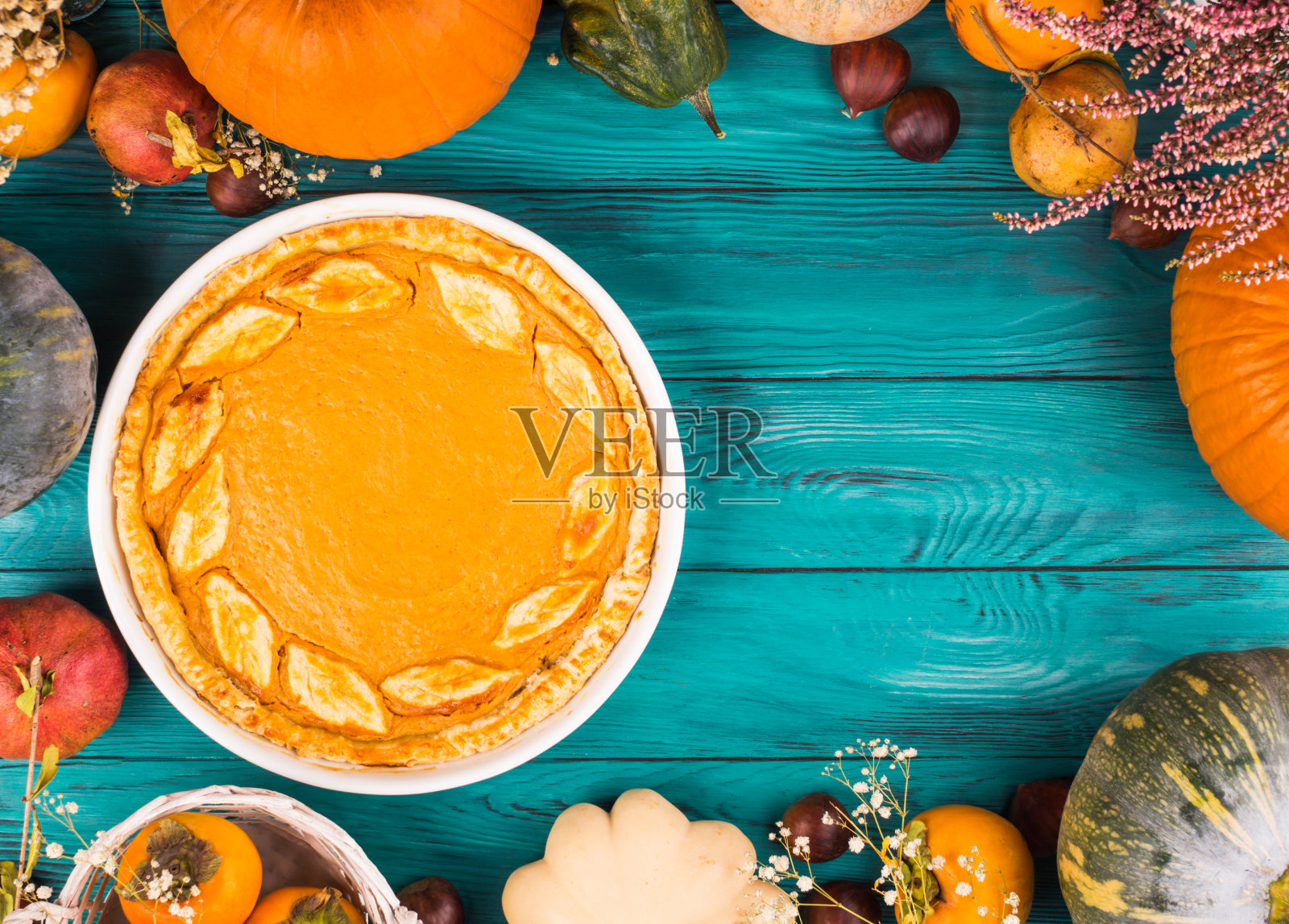 秋天黑暗的感恩节背景与南瓜照片摄影图片