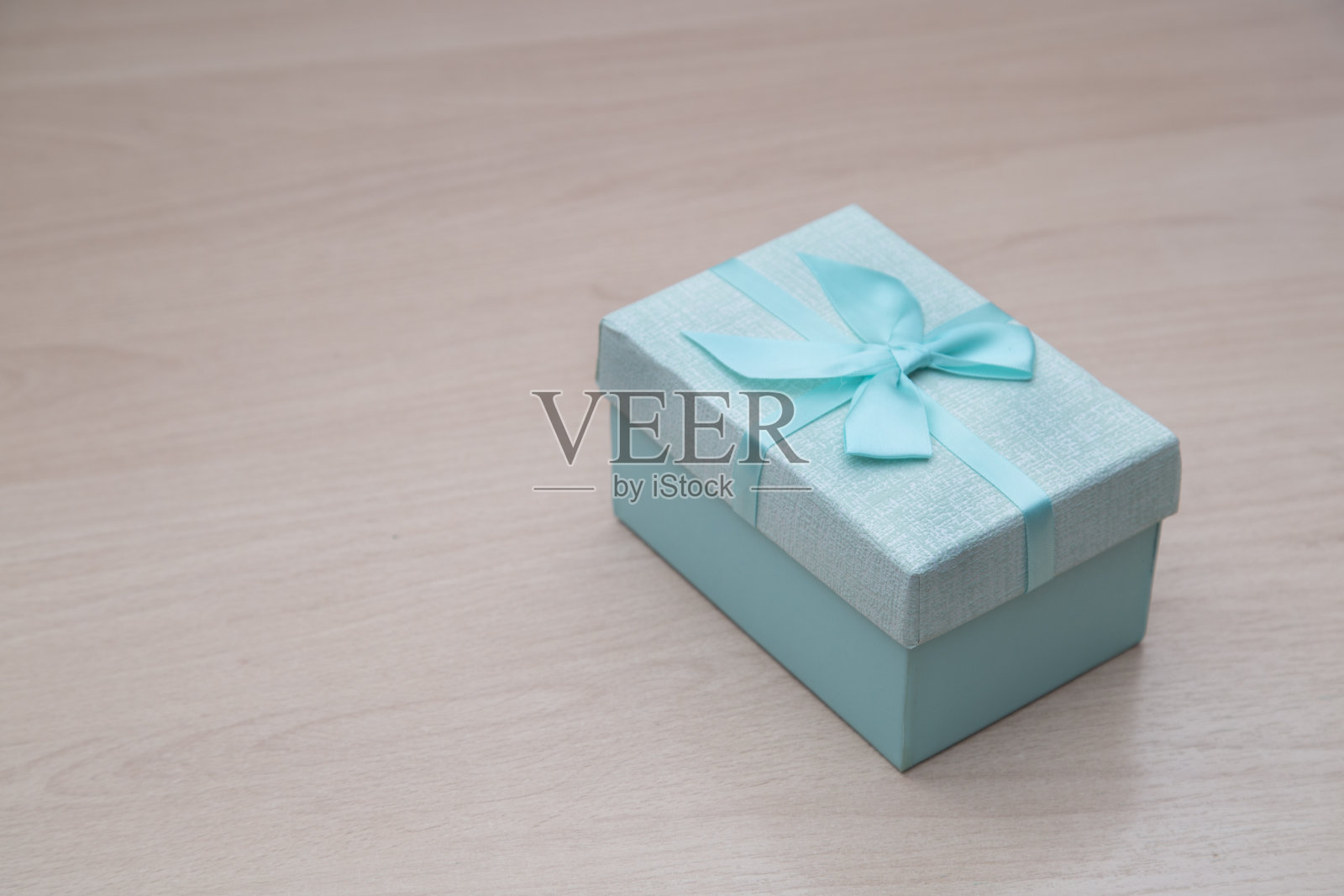 礼品盒在木桌上。照片摄影图片