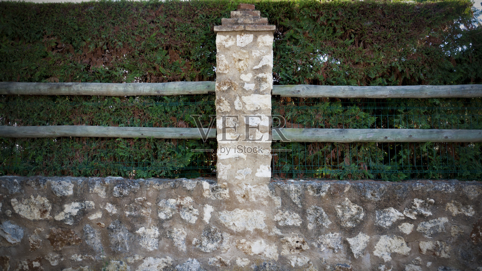 石木栅栏照片摄影图片