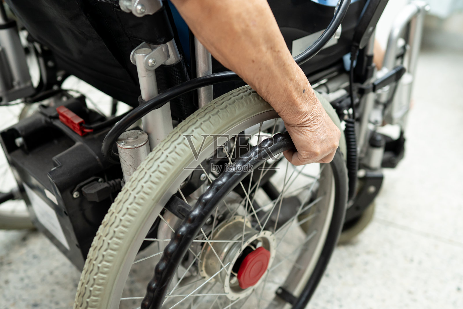 亚洲老年或老年妇女病人坐在电动轮椅上用遥控器护理病房，健康的医疗理念强照片摄影图片