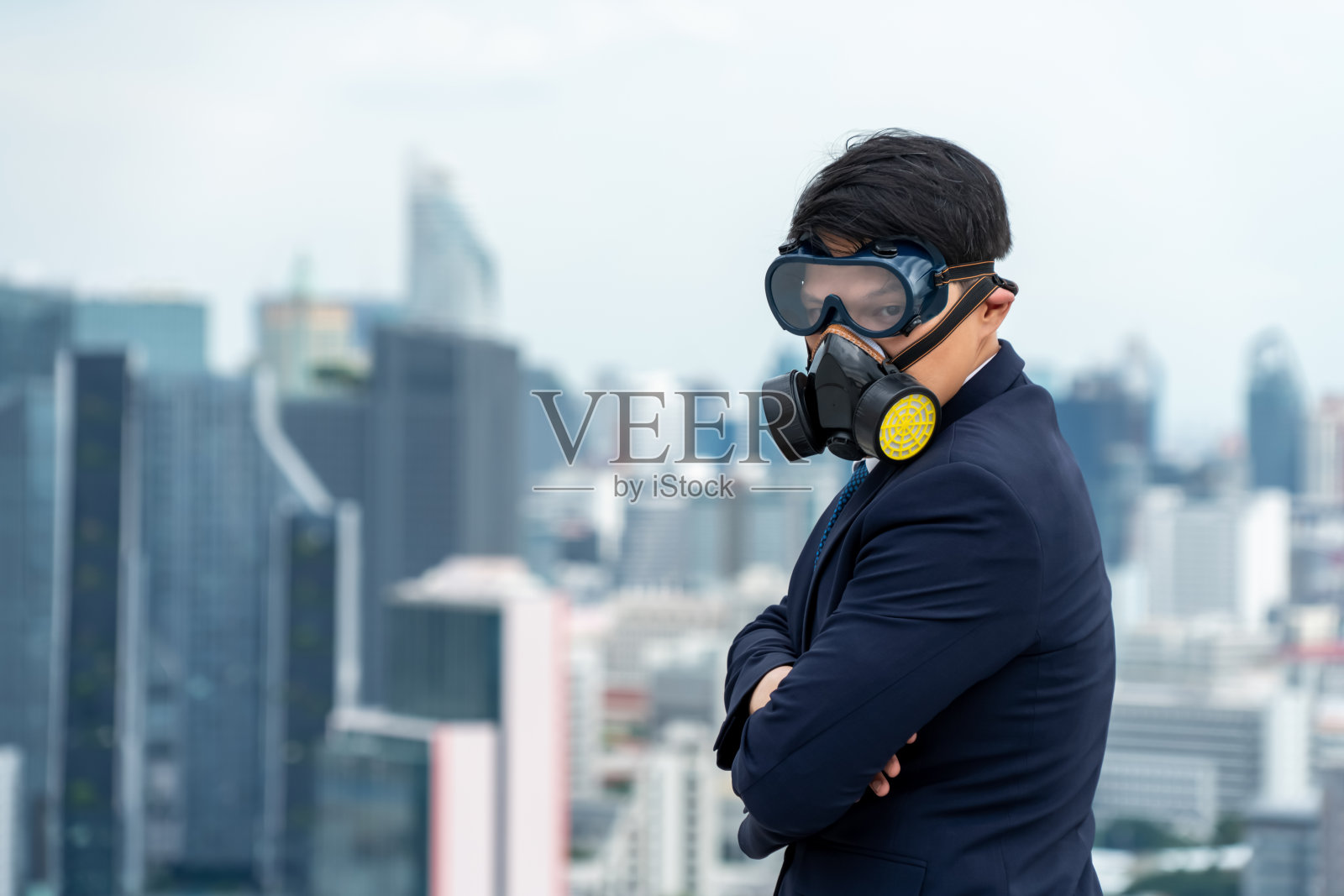 年轻白领戴口罩，与冠状病毒或COVID-19隔离。照片摄影图片