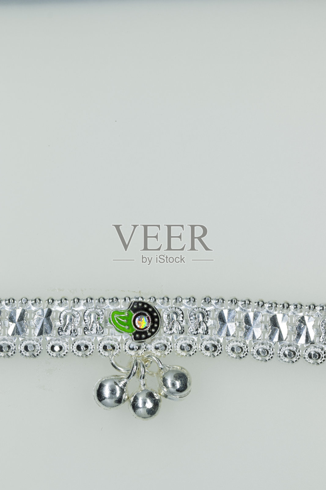 多色绘画纯银新脚镯设计的妇女和女孩照片摄影图片