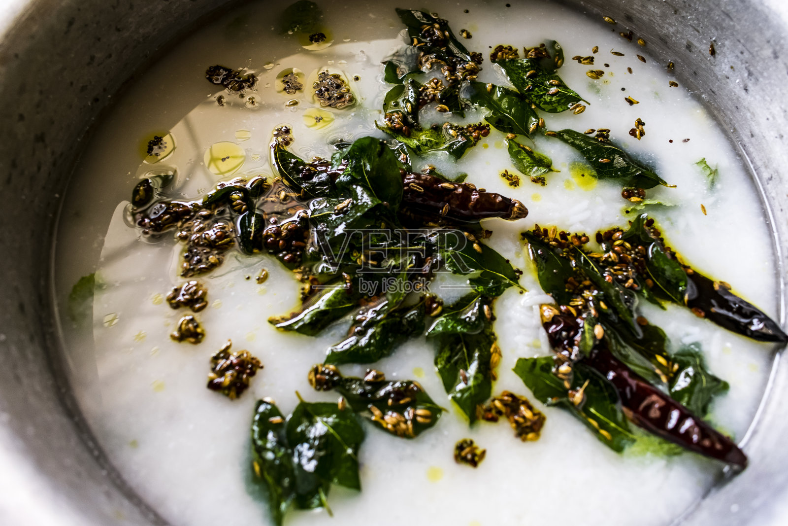 印度特色食物茄子豆腐咖喱，用咖喱叶，红辣椒，孜然，芥菜籽，胡芦巴籽油炸，味道非常棒。照片摄影图片