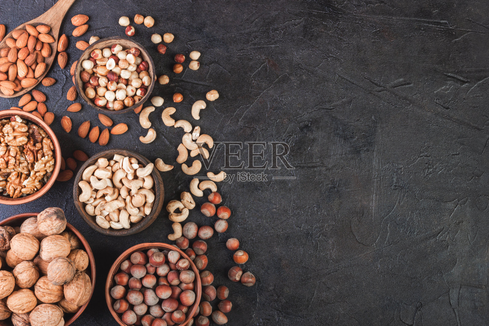 不同的坚果，核桃，榛子，腰果和杏仁照片摄影图片
