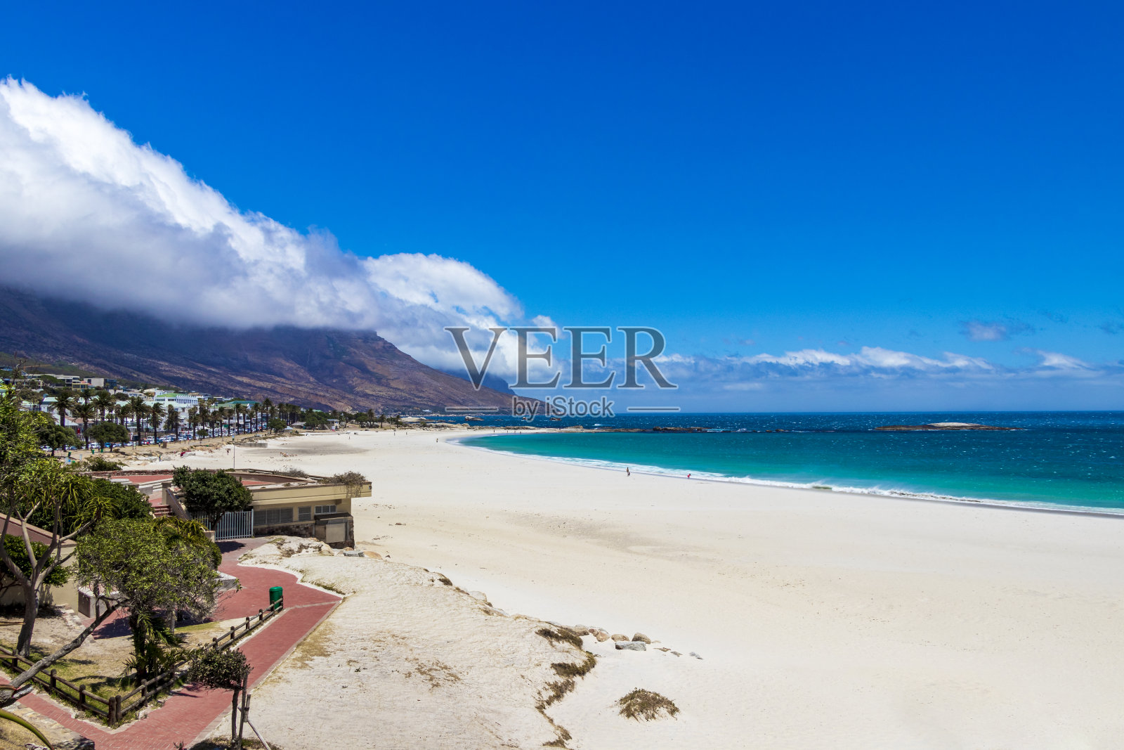 开普敦，坎普湾海滩和云雾缭绕的桌山。照片摄影图片