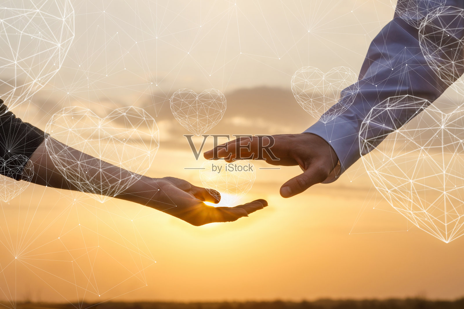 在日落背景下对爱情和浪漫感情的认知。照片摄影图片