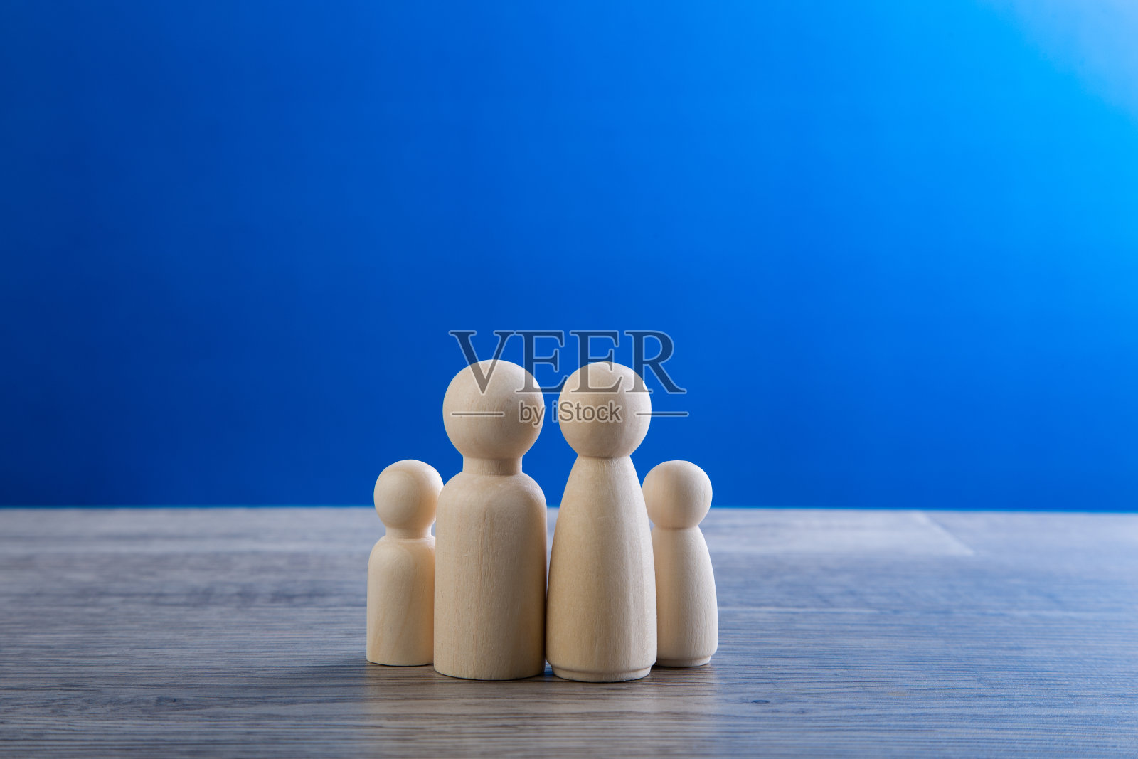 一个家庭的木制雕像。爱的家庭的概念。照片摄影图片