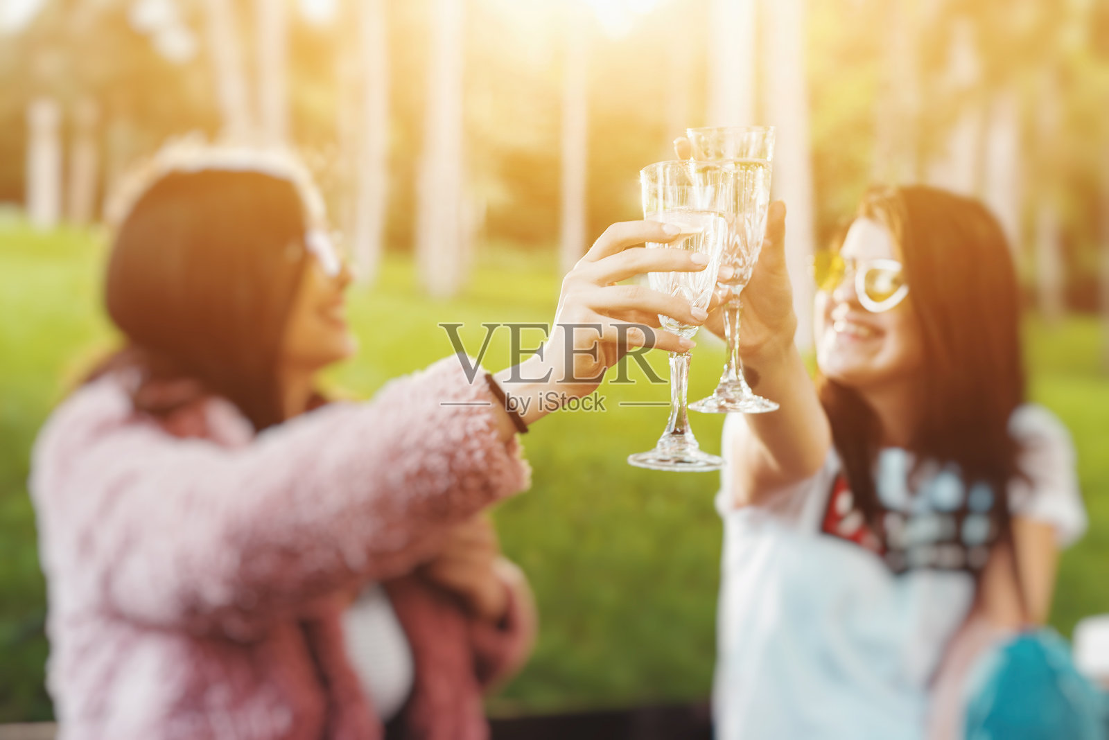 两个年轻女人在公园喝酒照片摄影图片