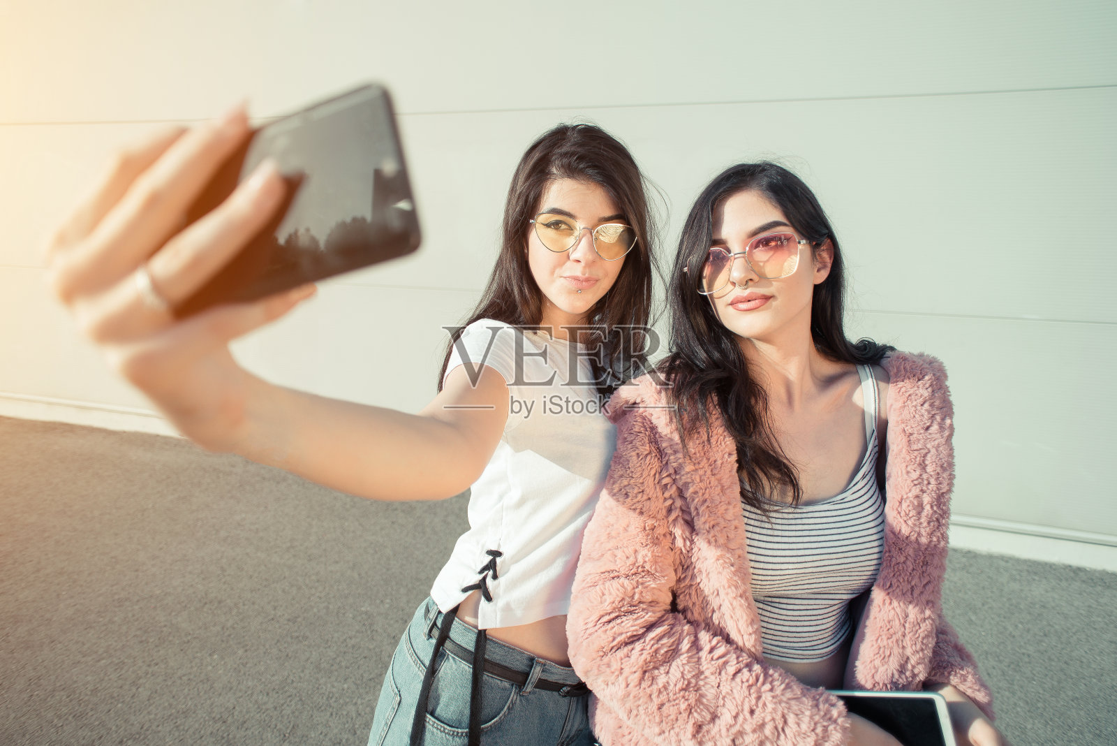 两个年轻时髦的女人在自拍照片摄影图片