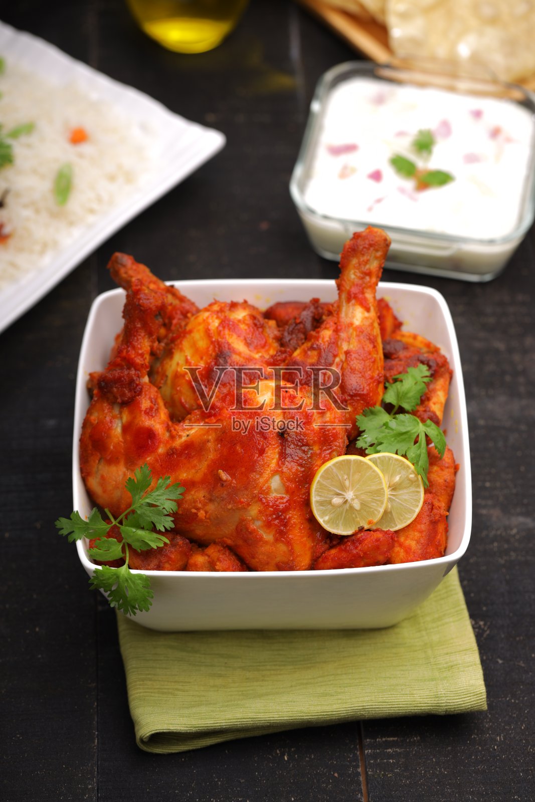 印度唐杜里鸡-黑色背景照片摄影图片