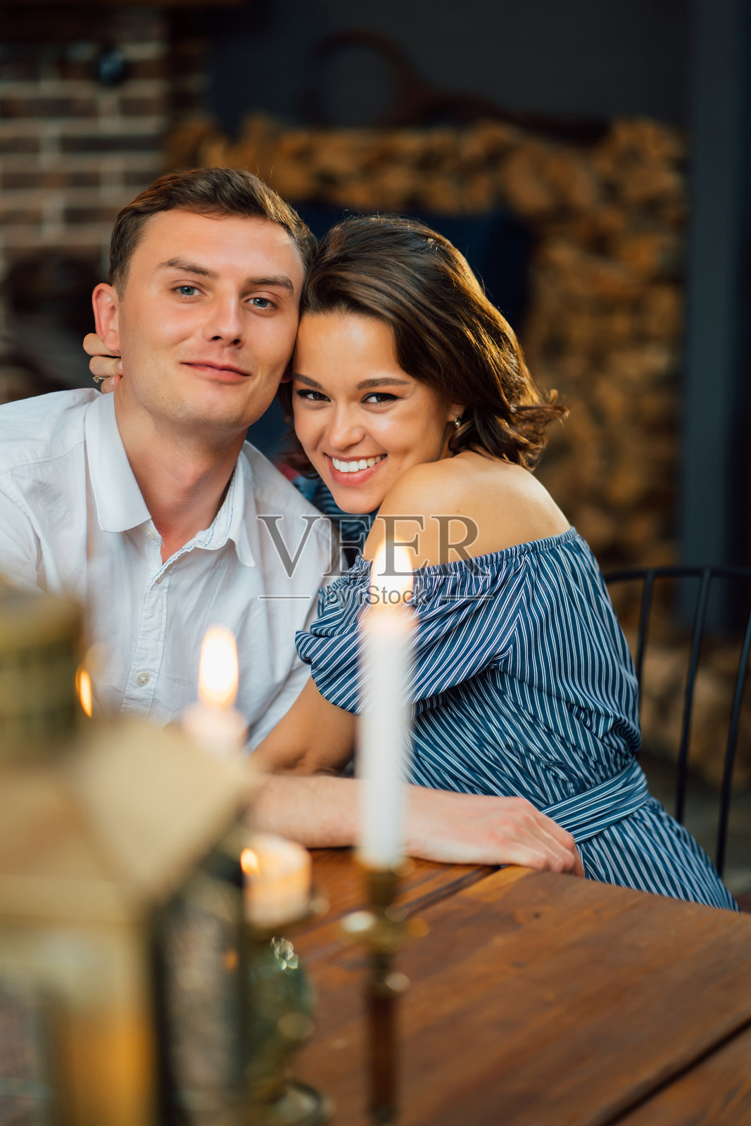 甜蜜的情侣在烛光下享用浪漫晚餐。照片摄影图片