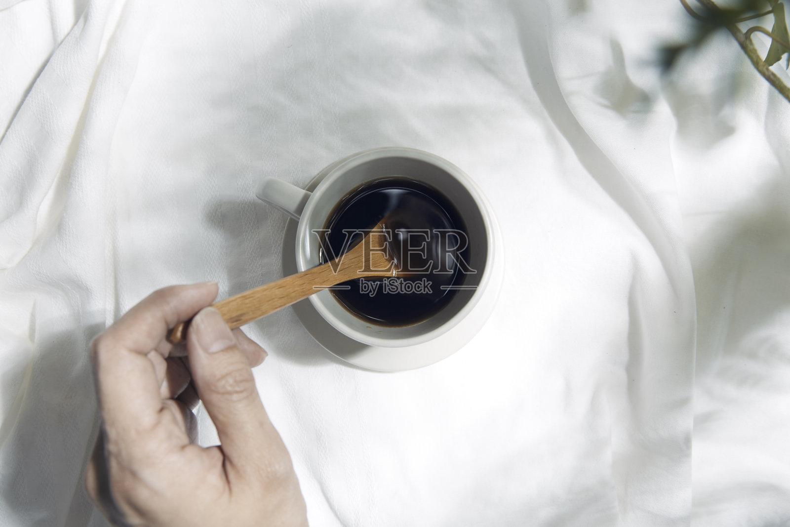 有白布和咖啡杯的窗台照片摄影图片