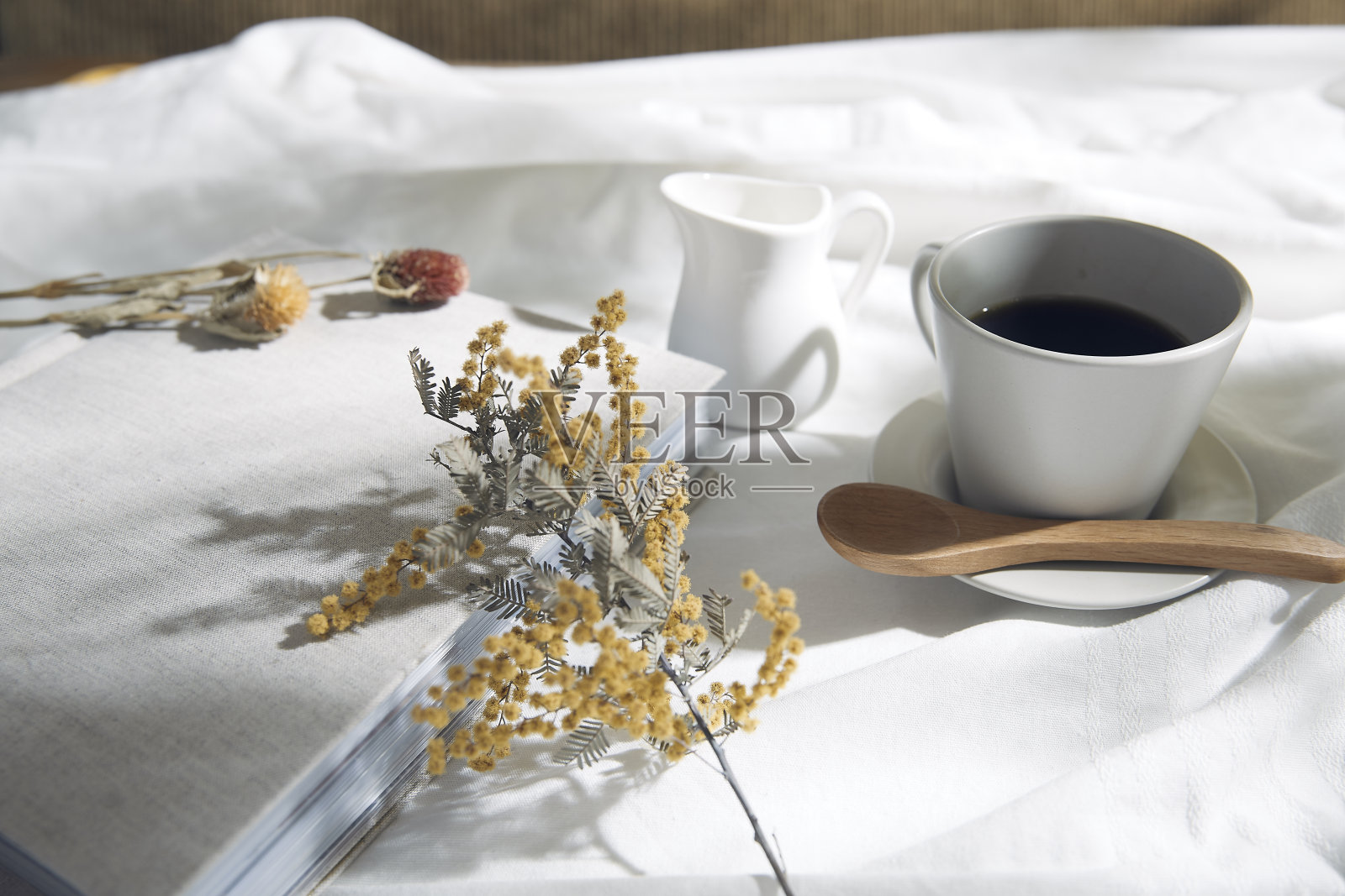 有白布和咖啡杯的窗台照片摄影图片
