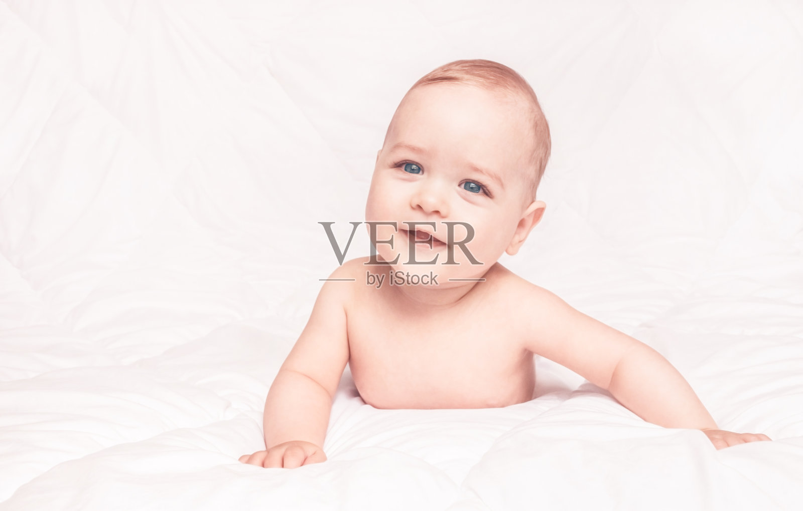 白色背景上可爱的小男孩肖像照片摄影图片