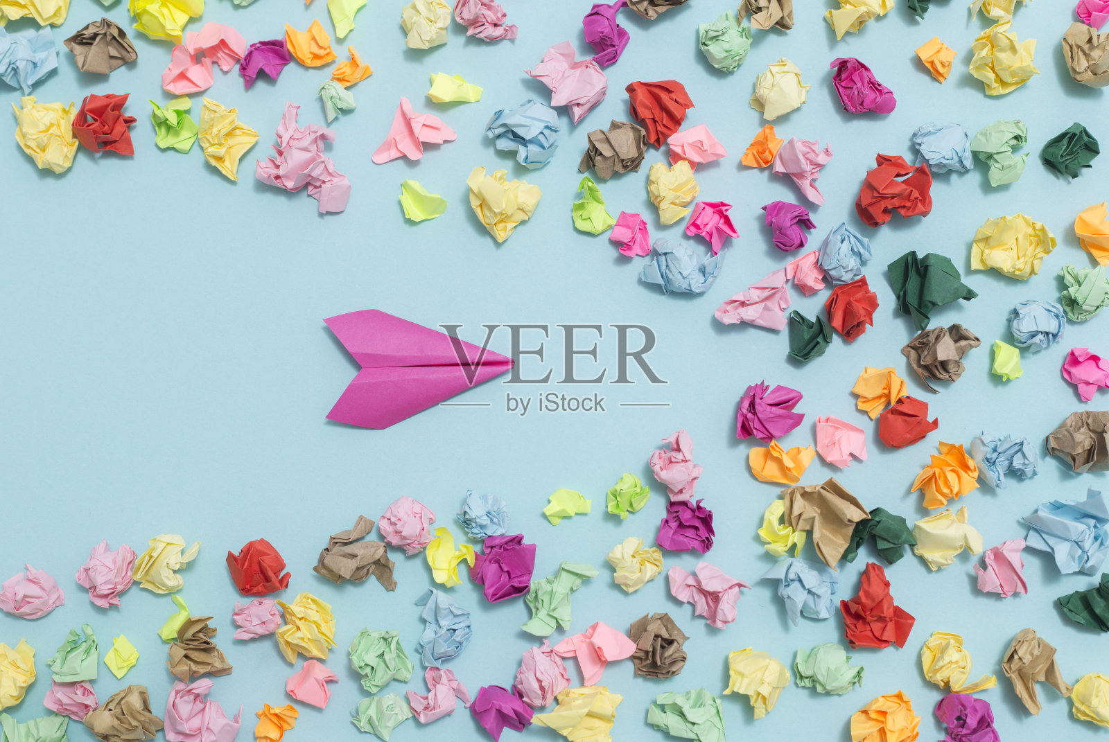 纸飞机飞向障碍物。领导的概念。照片摄影图片