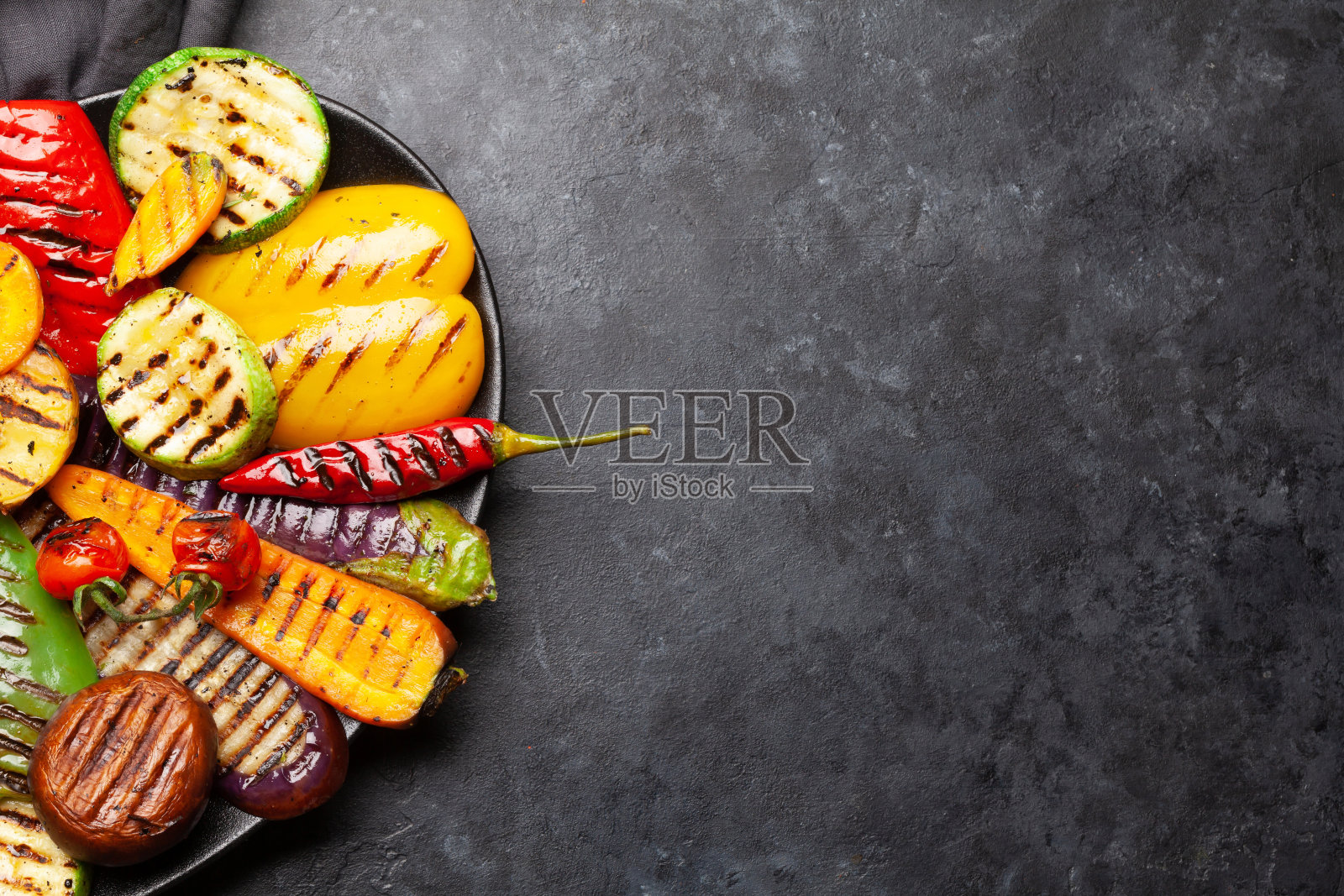 盘子里的烤蔬菜照片摄影图片