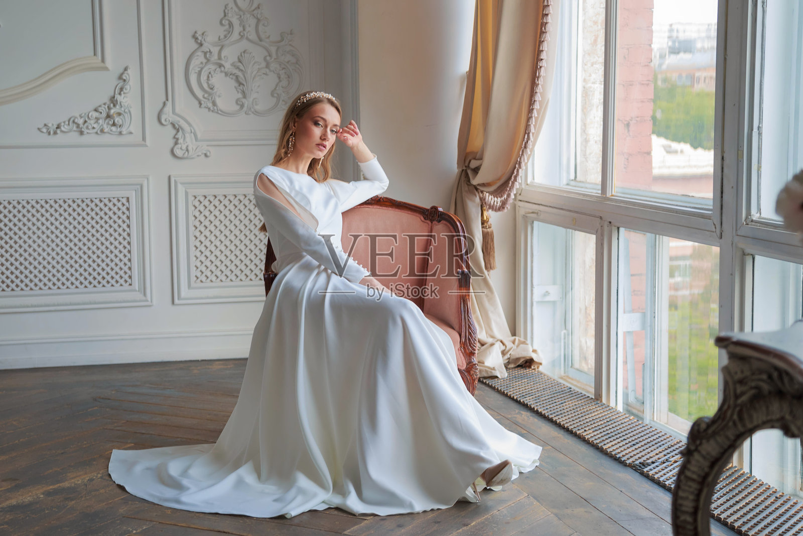 新娘的发型和装饰有花边的婚纱照片摄影图片