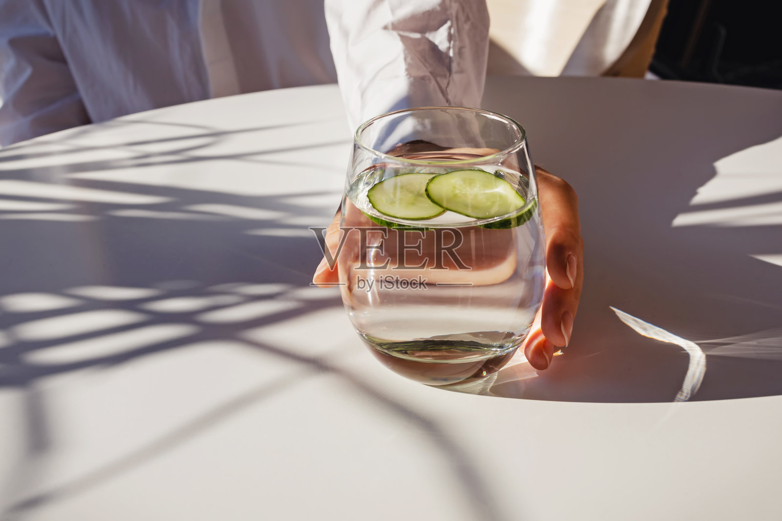 新鲜的夏季排毒饮料黄瓜片，酸橙和薄荷。照片摄影图片