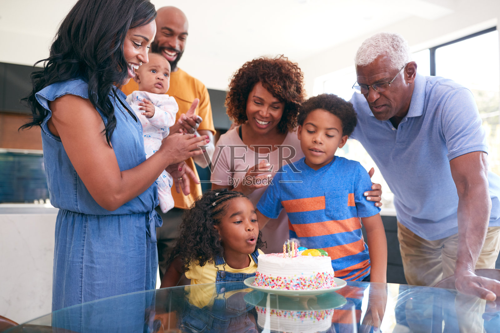 多代非裔美国人家庭一起庆祝女儿的生日照片摄影图片
