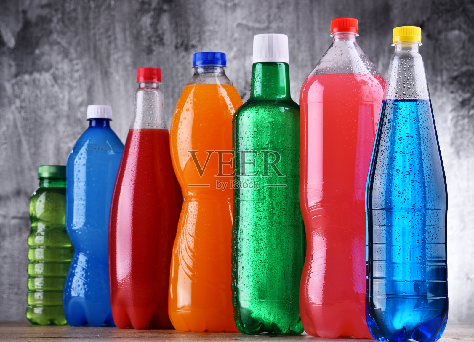 各种碳酸软饮料的塑料瓶照片摄影图片