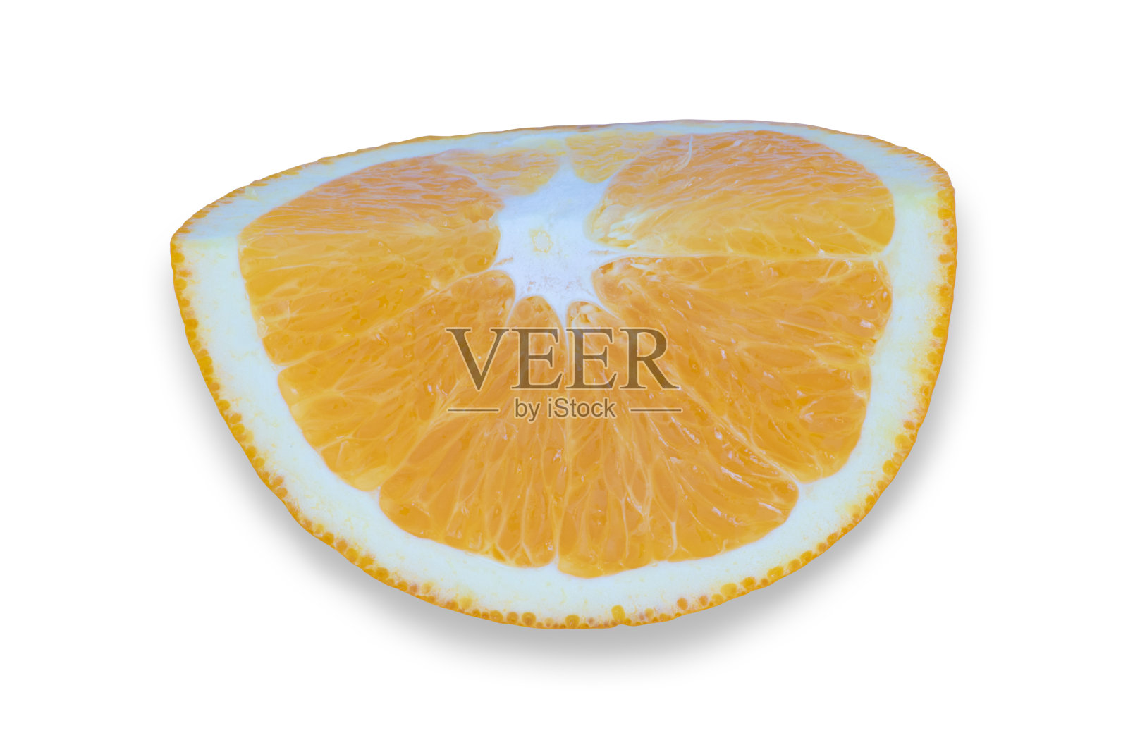 成熟的橙子孤立在白色背景上，切成小块。减少路径。副本的空间。照片摄影图片