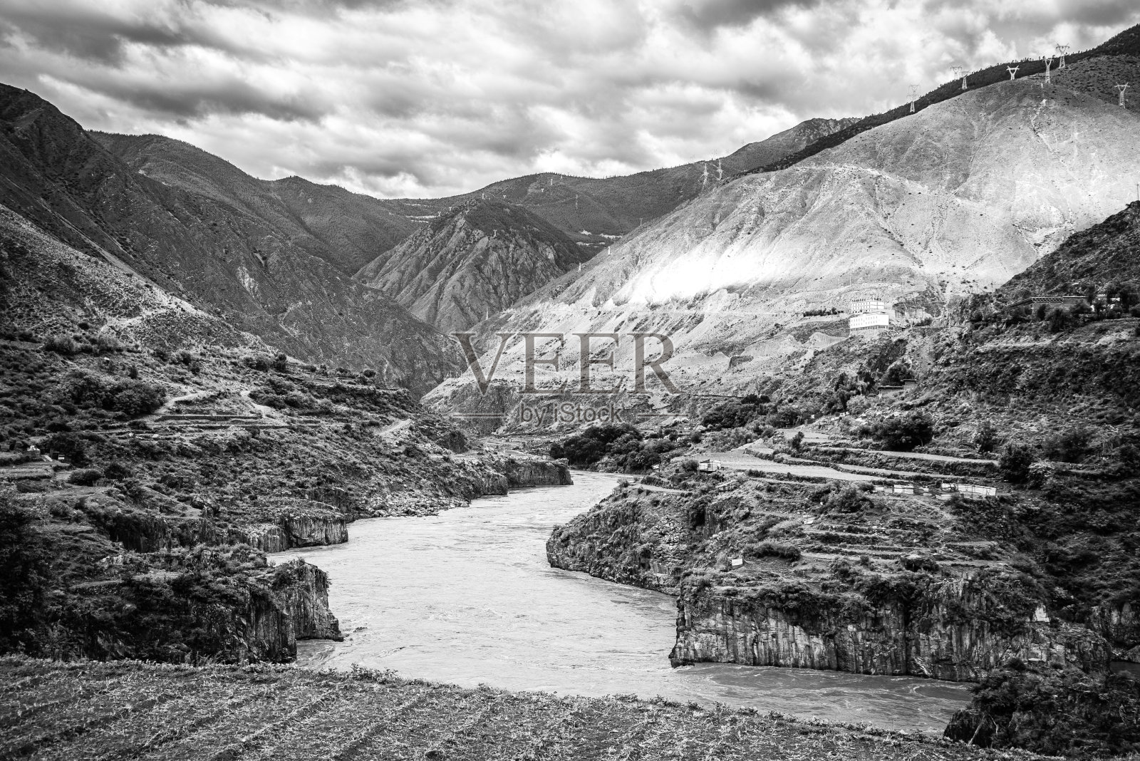 澜沧江在西藏马加干的黑白山间流淌照片摄影图片