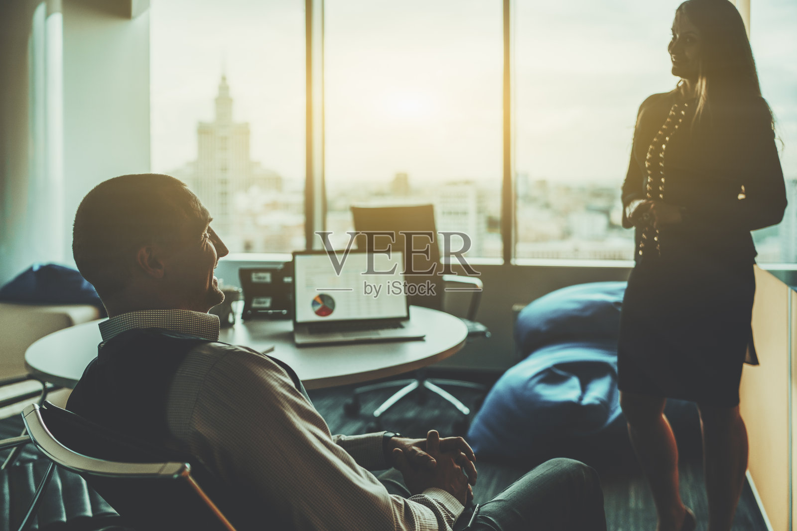 会议室里的商务谈话照片摄影图片