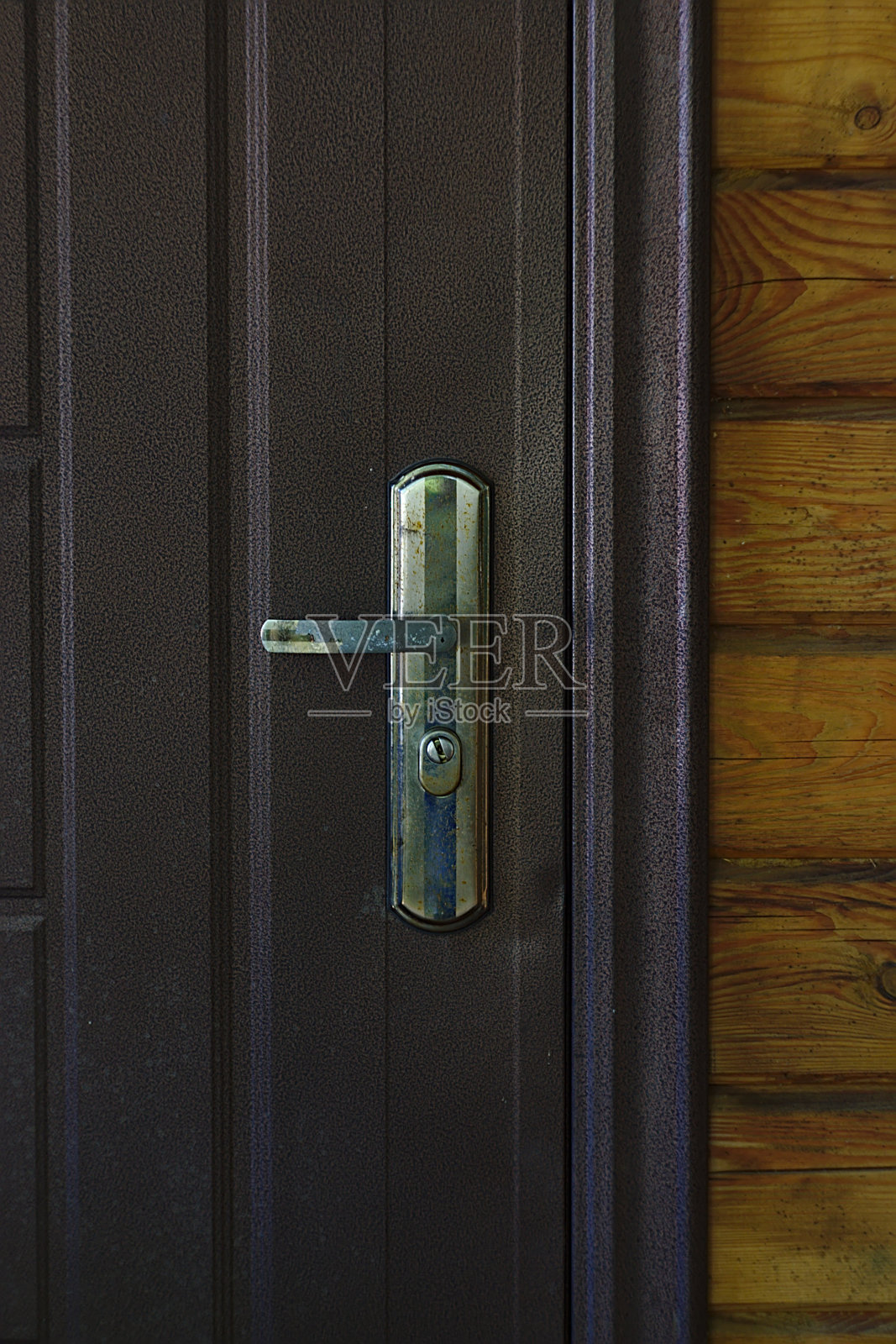 木屋上的金属门(碎片)照片摄影图片