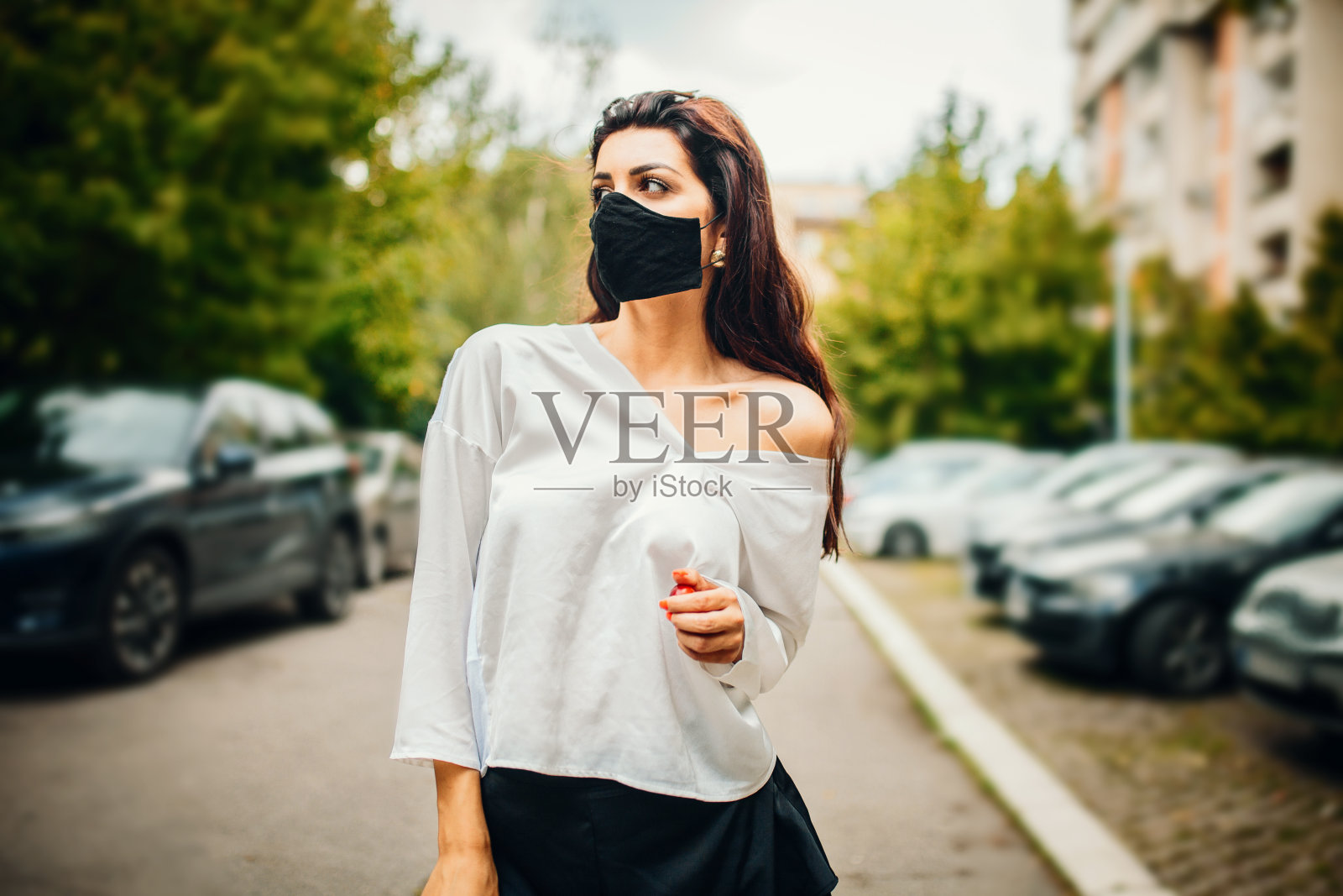 穿着黑色防护面罩的年轻时尚女性照片摄影图片