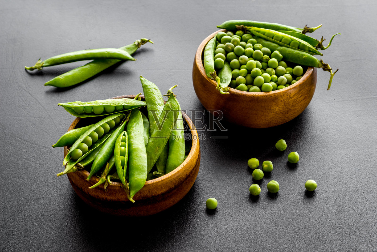 厨房桌上的一碗青豆豆荚。近距离照片摄影图片