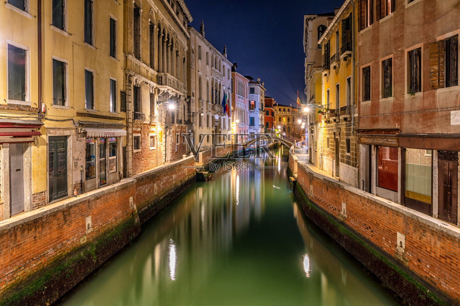 意大利晚上的威尼斯运河照片摄影图片