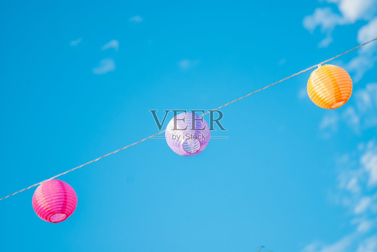七彩灯盏悬蓝天照片摄影图片