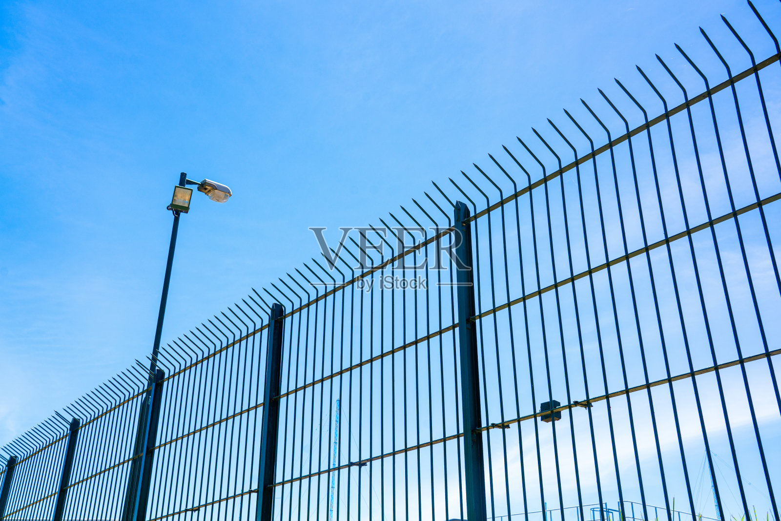 带带刺的铁丝网栅栏照片摄影图片