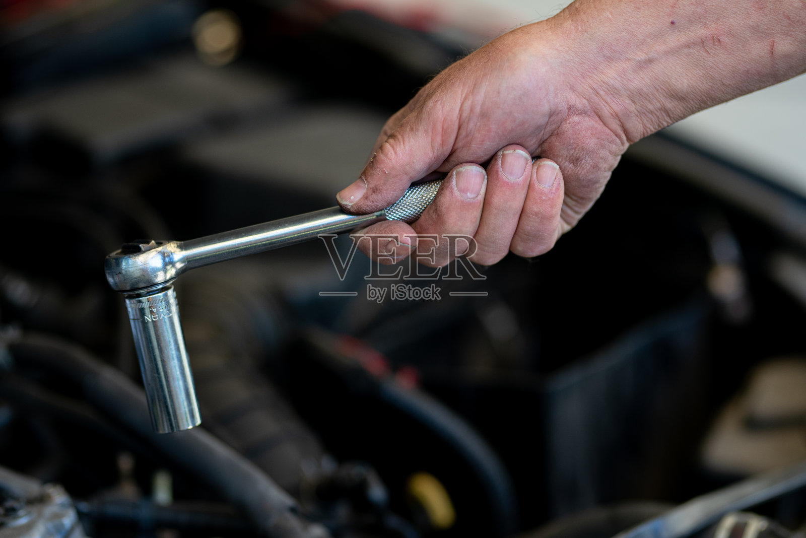 工作油腻的手，汽车引擎，DIY库存照片照片摄影图片