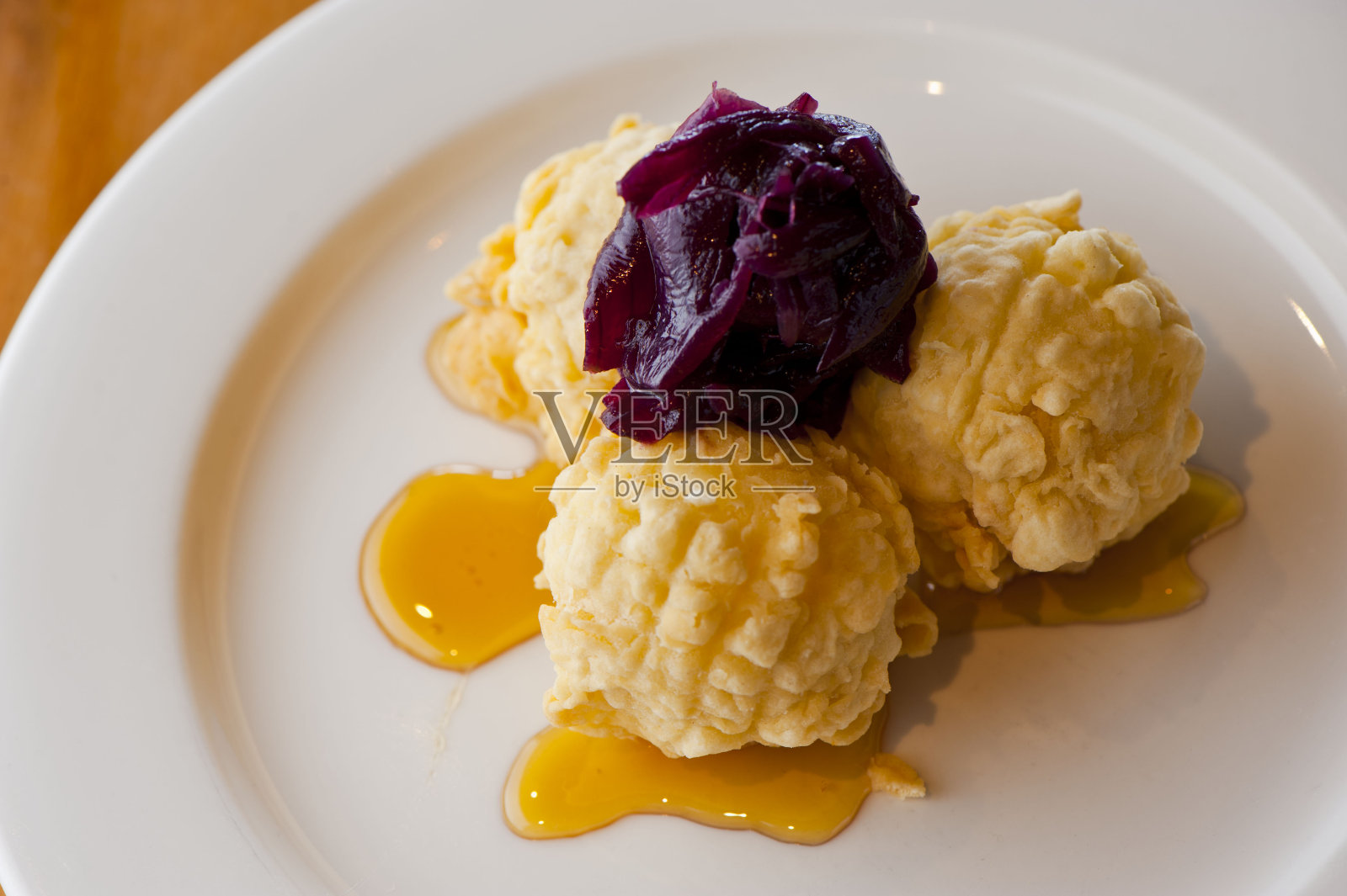 开胃菜。奶酪凝乳，上面有甜菜糖和蜂蜜。照片摄影图片