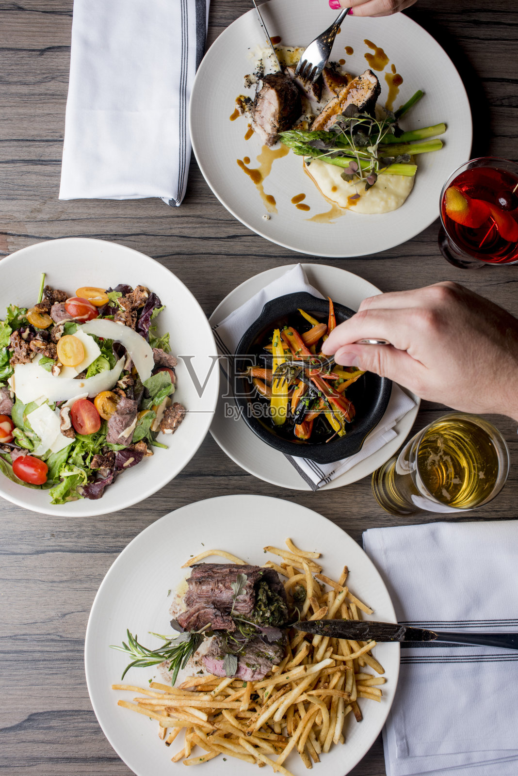 牛排晚餐：A级草饲安格斯牛肉，户外木火烤制完美五分熟的里脊肉、菲力牛排、纽约客牛排、带骨肋眼牛排，经典美式牛排馆主菜照片摄影图片