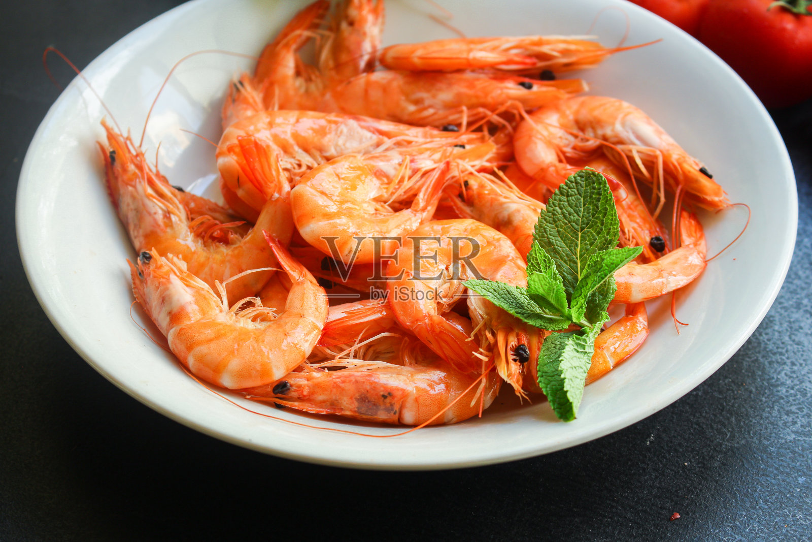 虾煮熟后可食用海鲜，对虾食用大小小吃。食物背景俯视图拷贝空间健康吃生鱼素照片摄影图片