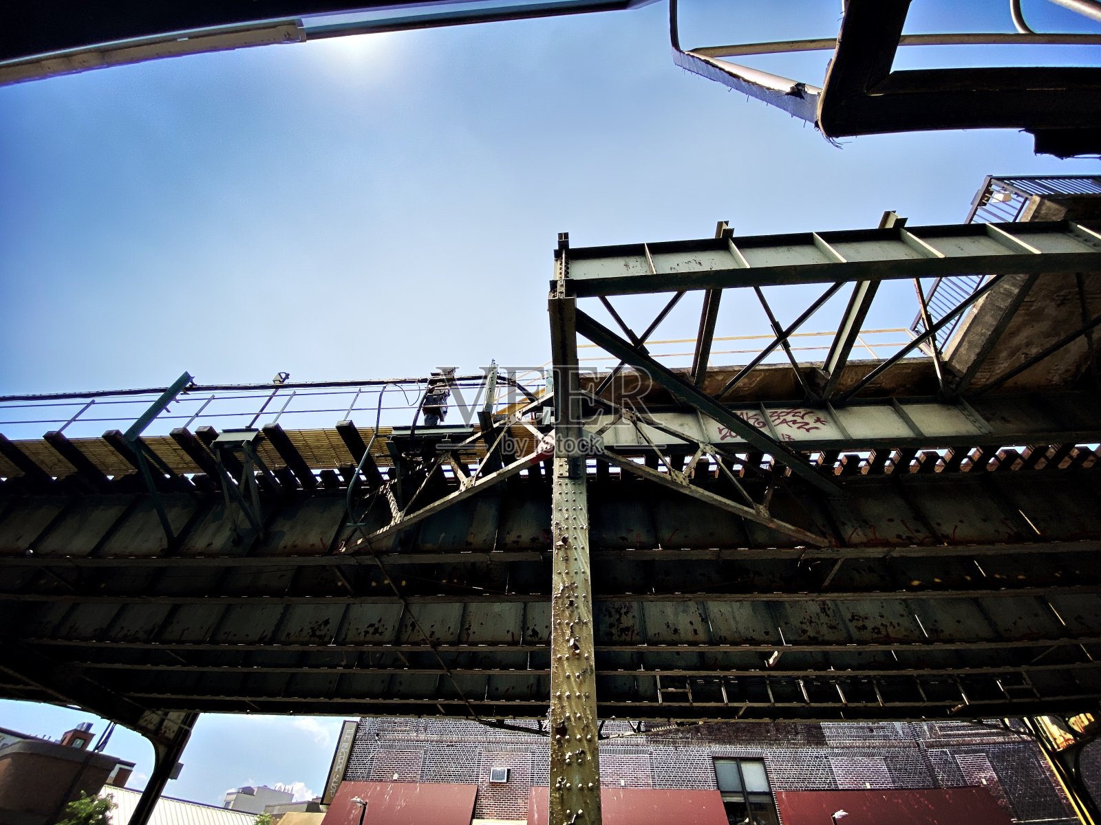 支撑高架列车站台的钢结构照片摄影图片