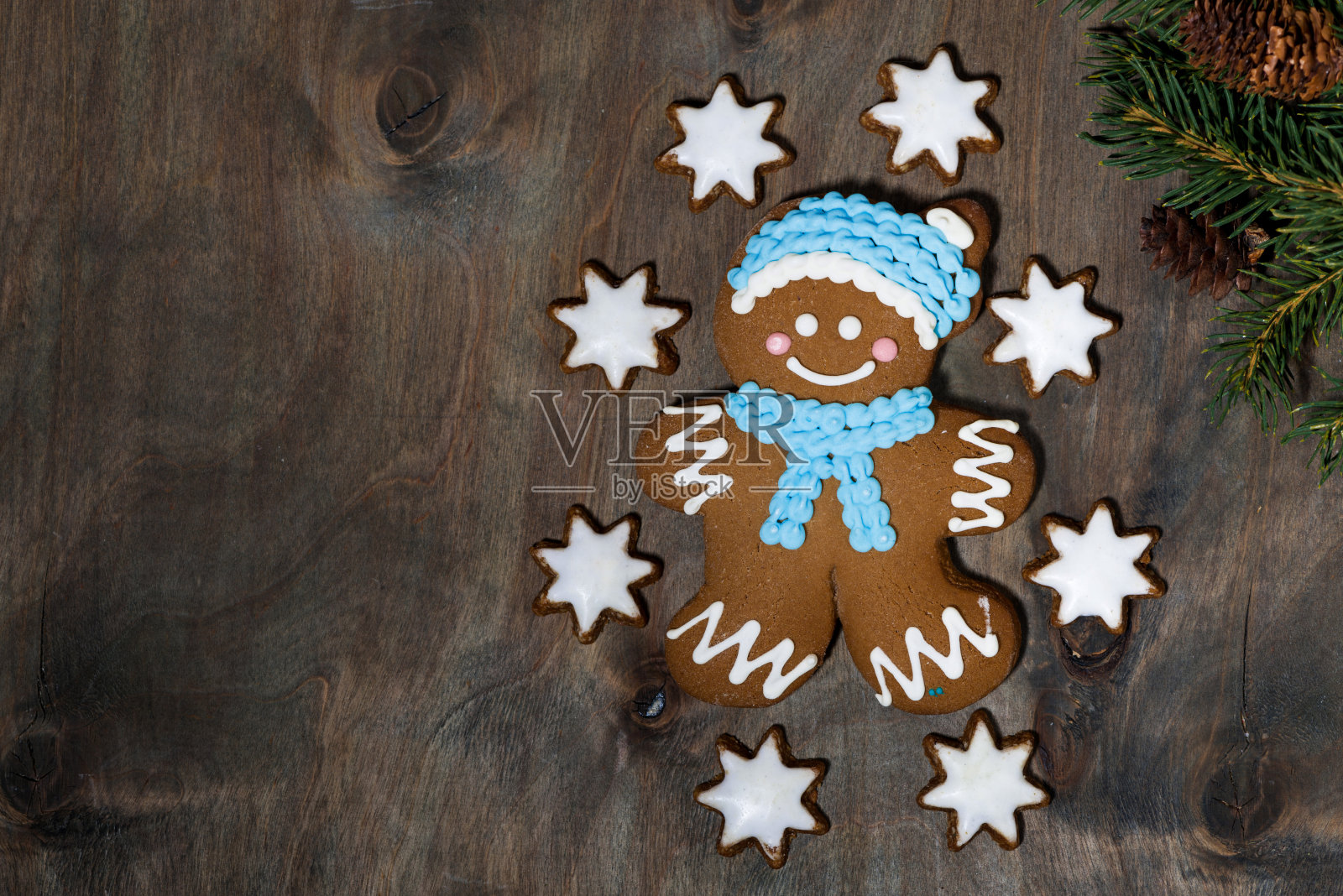 自制姜饼人和星星饼干在灰色的木头背景，特写照片摄影图片