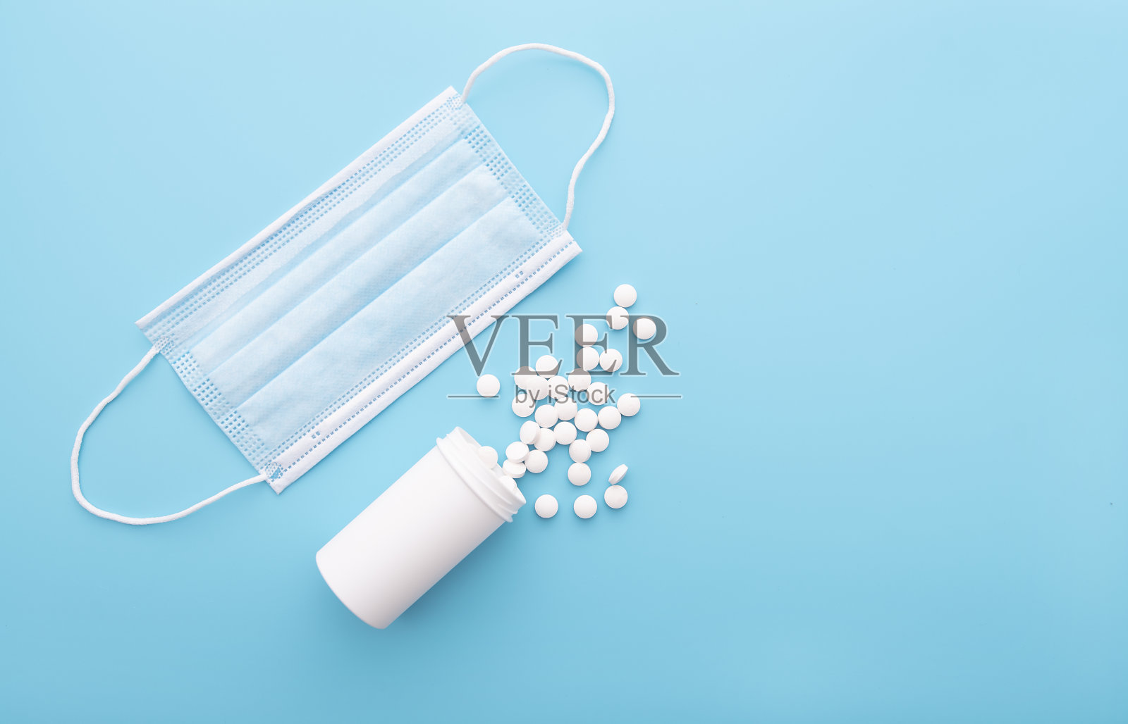 医学背景有白色药瓶和药丸，医用口罩，俯视图，概念图片照片摄影图片