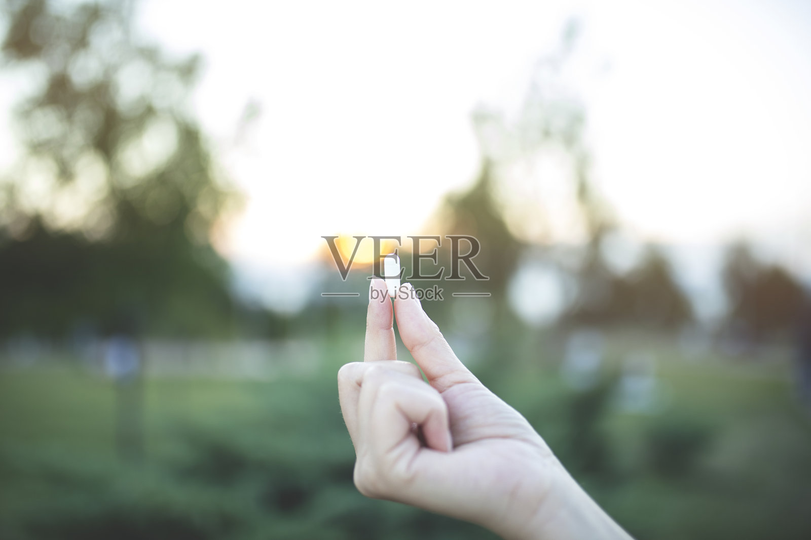 吃药使我感觉好些了照片摄影图片