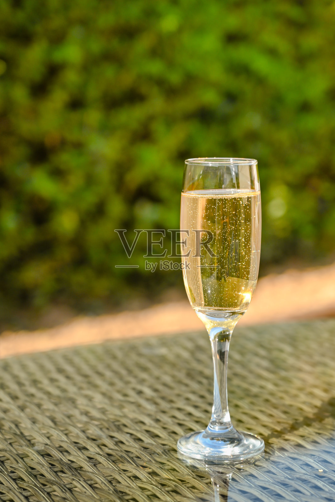 在室外的玻璃桌面上放着香槟酒杯照片摄影图片