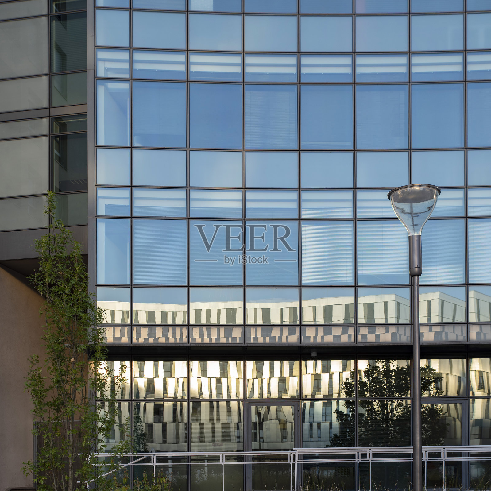 一个现代建筑的玻璃特写façade照片摄影图片