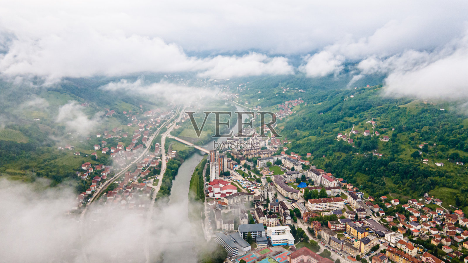 河流附近的房屋照片摄影图片