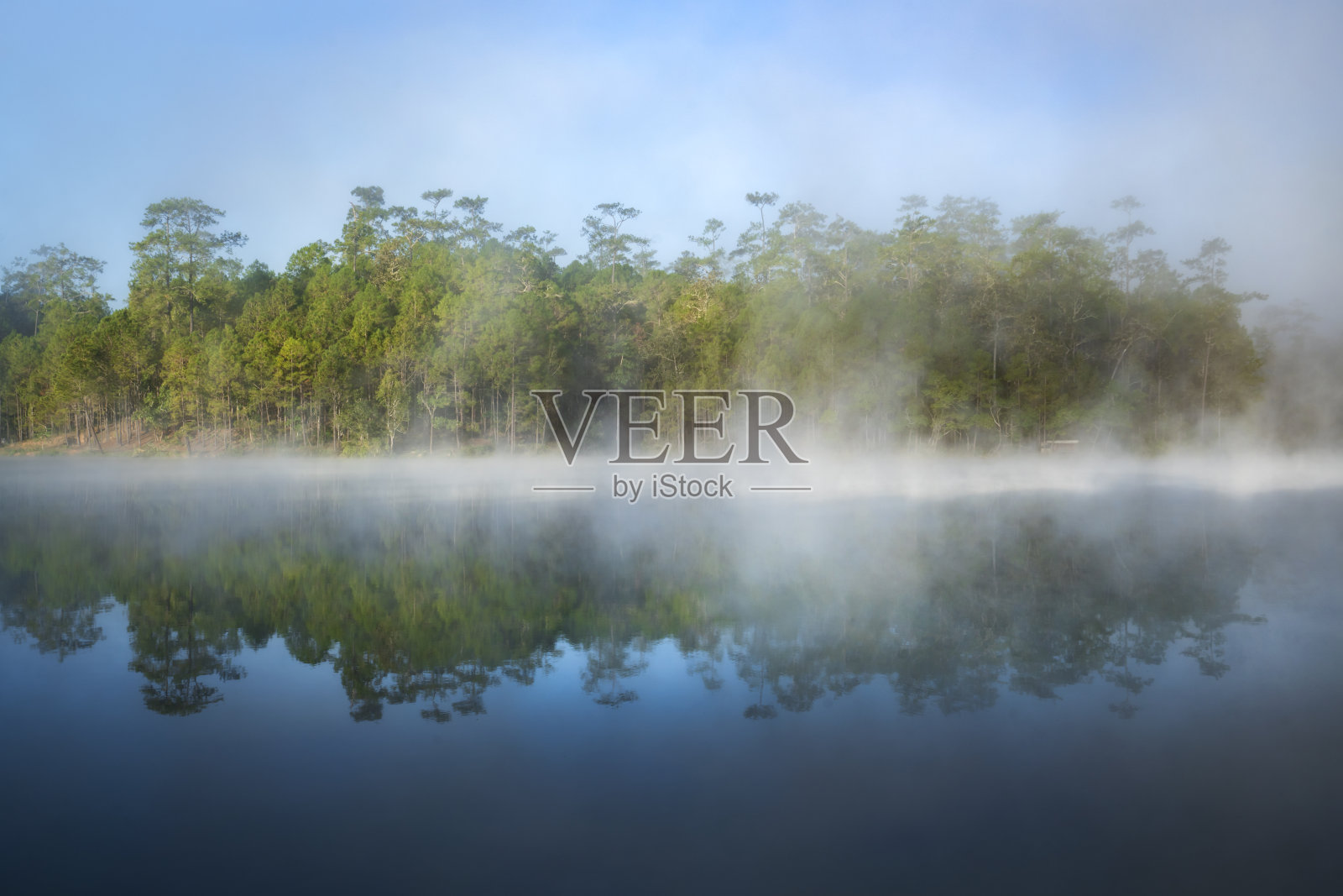早上在泰国清迈的Baan Wat Chan，美丽的自然风景和宁静的湖景照片摄影图片