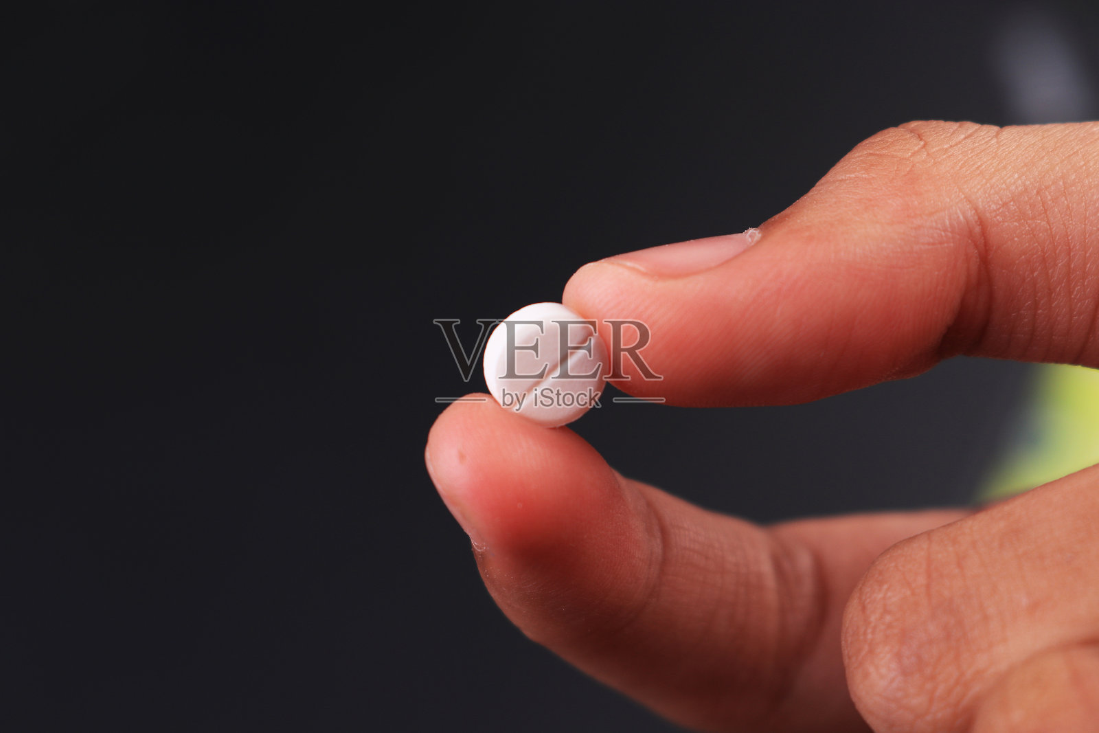 白色药丸在指握照片摄影图片