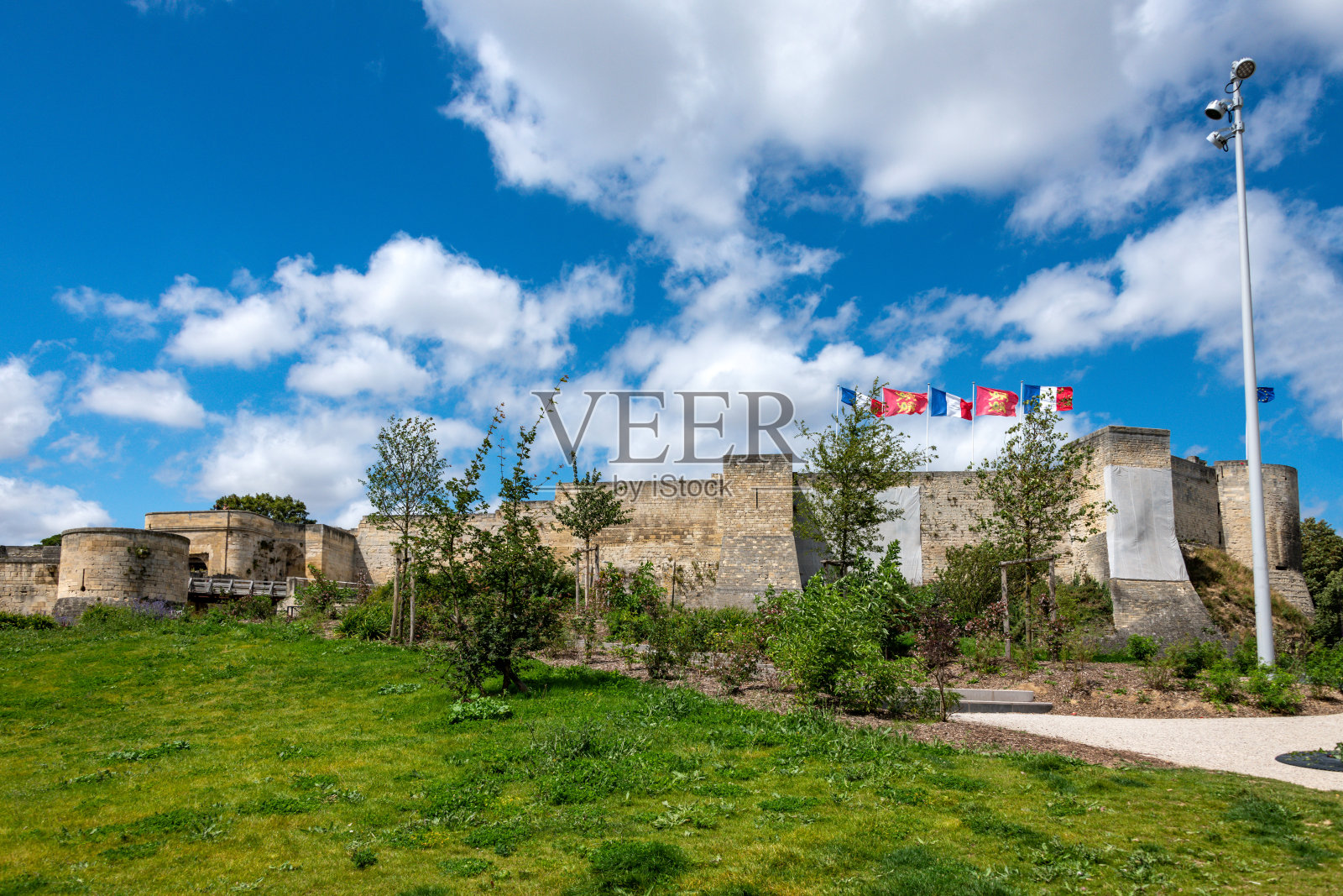 法国卡昂的古老城墙上挂着国旗照片摄影图片