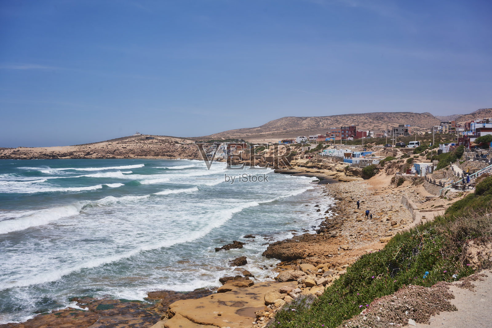 从高处俯瞰Imsouane，冲浪海滩小镇海边美丽的旅游景点，阳光明媚的天空与海浪在摩洛哥阿加迪尔的海洋。照片摄影图片