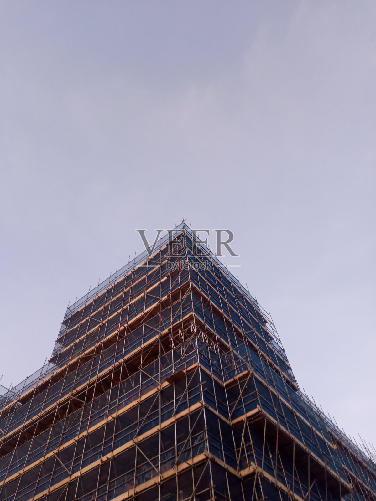 脚手架覆盖了大型建筑低角度视图照片摄影图片